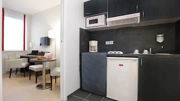 Studio | Eigene Kochnische | Kühlschrank, Mikrowelle, Herdplatte, Wasserkocher mit Kaffee-/Teezubehör