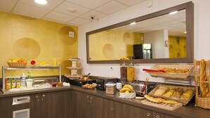 Montaje de bufé con diferentes alimentos y bebidas.