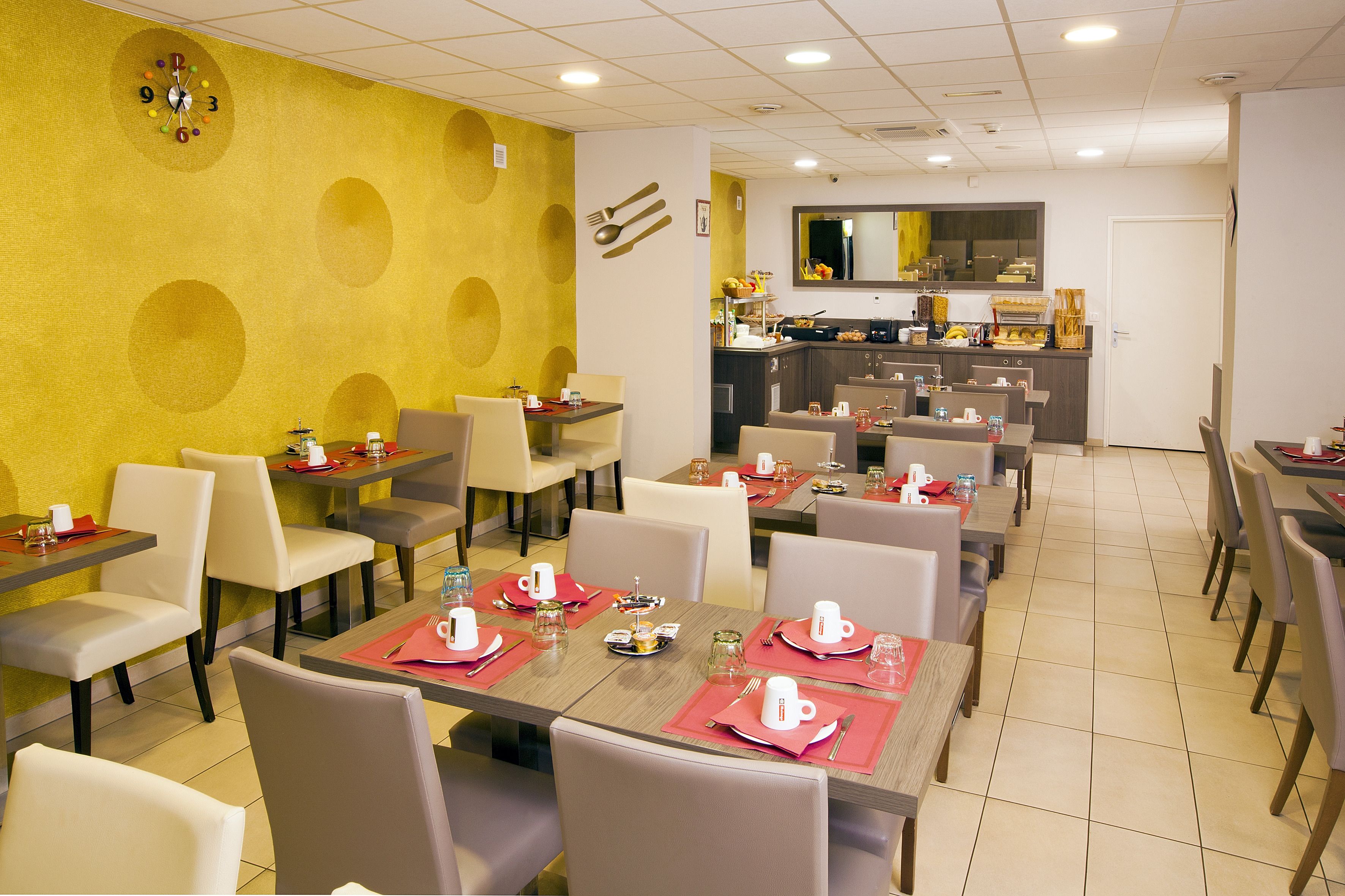 Desayuno buffet diario (EUR 16 por persona)