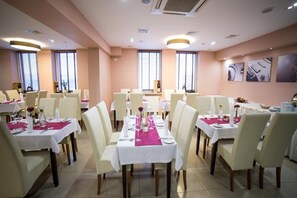 Breakfast, lunch and dinner served - Airport Modlin (Nowy Dwor Mazowiecki)