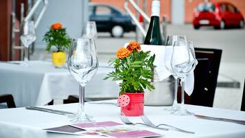 Breakfast, lunch and dinner served