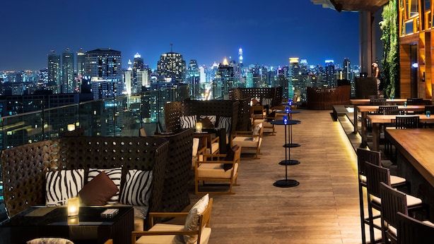 A rooftop bar with seating and a city view at night. - Marriott Executive Apartments Bangkok, Sukhumvit Thonglor (Bangkok)