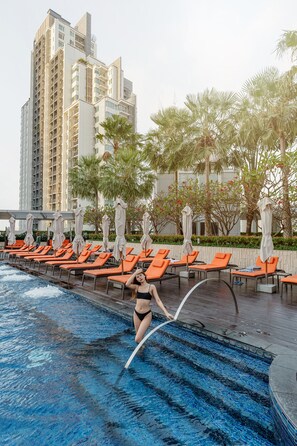 Outdoor pool, pool umbrellas, pool loungers - Marriott Executive Apartments Bangkok, Sukhumvit Thonglor (Bangkok)