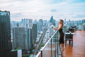 ให้บริการ: อาหารเย็น และ Happy Hours