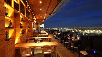 4 restaurants, breakfast, lunch, dinner served; international cuisine