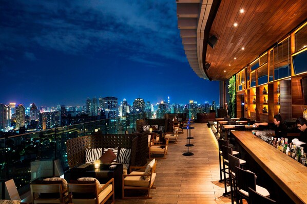 Pool views, serves lunch, dinner, and happy hour - Marriott Bangkok Sukhumvit (Bangkok)