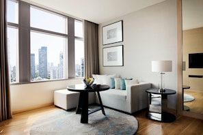 Suite – executive, 1 soverom | Oppholdsområde | En 39-tommers Flatskjerm-TV med kabel-kanaler samt TV