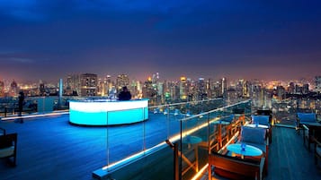 Con vista a la alberca, con servicio de comidas, cenas y happy hour