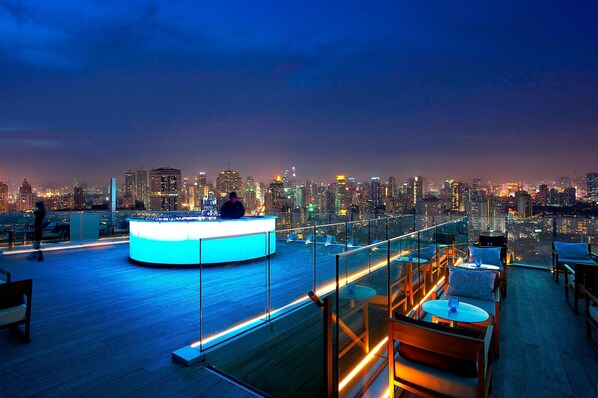 Ofrece almuerzos, cenas y happy hour (con vistas a la piscina)