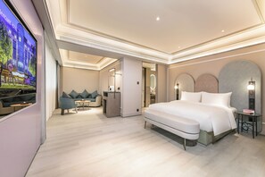 Privilege, Suite, 1 kingsize bed | Een minibar, een kluis op de kamer, een strijkplank/strijkijzer