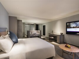 Chambre Deluxe, 1 très grand lit | Minibar, coffres-forts dans les chambres, fer et planche à repasser