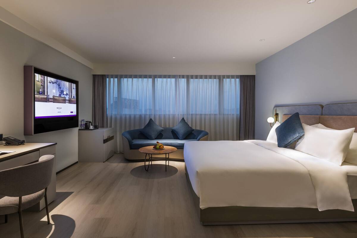 Phòng Deluxe, 1 giường cỡ king | Bộ đồ giường cao cấp, chăn bông, nệm có lớp đệm bông, minibar