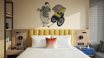 Una habitación de hotel moderna con una cama grande, un cabecero con un panel amarillo, una mesita de noche con una lámpara y una pared con un mural de un hombre y un carrito.
