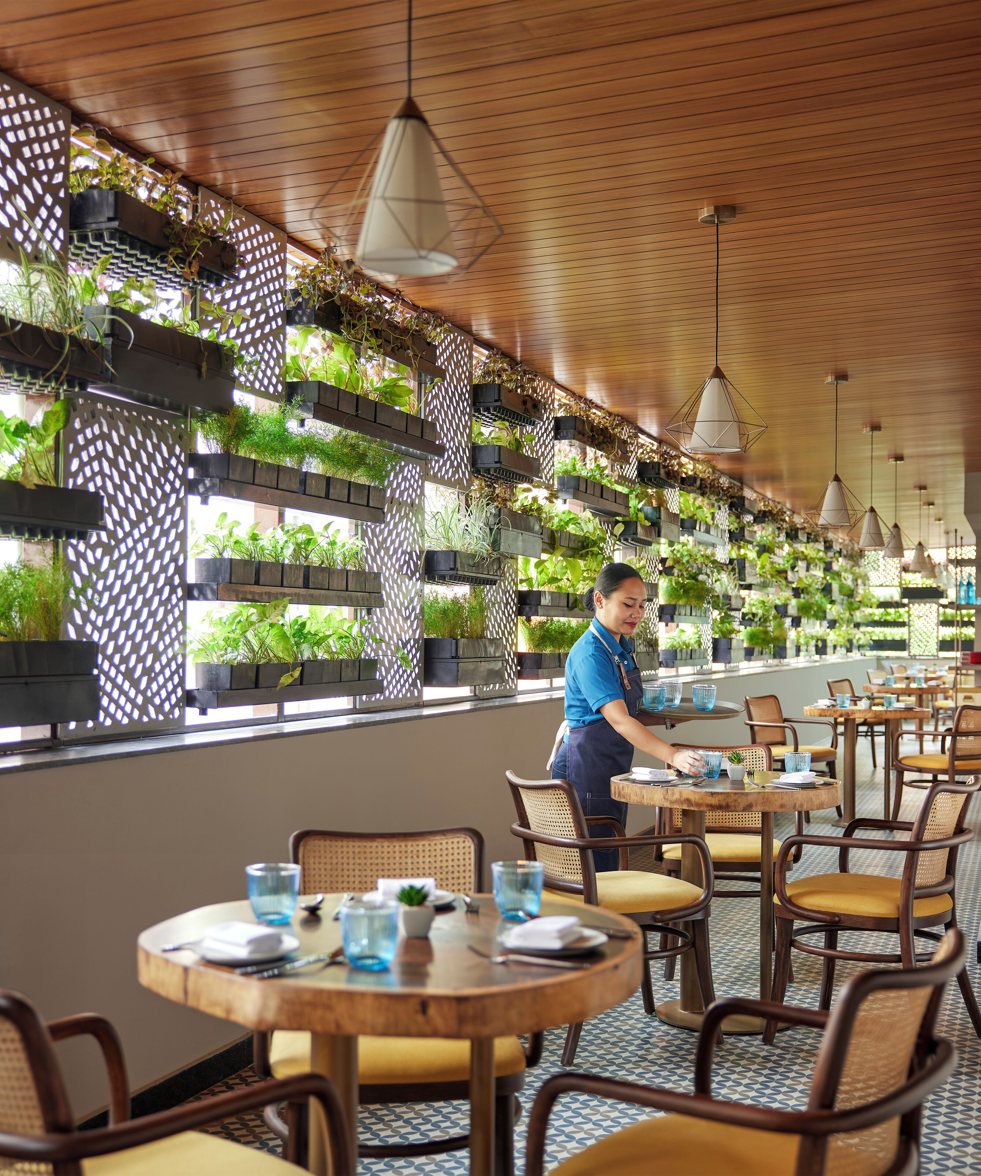 3 restaurants; breakfast, lunch, and dinner served