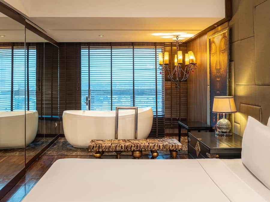 Business Room | Bathroom | Eco-friendly toiletries, hair dryer, bathrobes, slippers