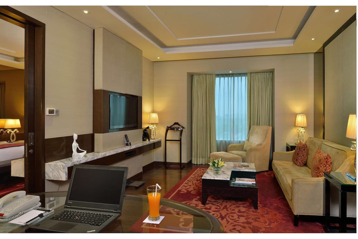 Suite | Minibar, in-room safe, desk, blackout drapes