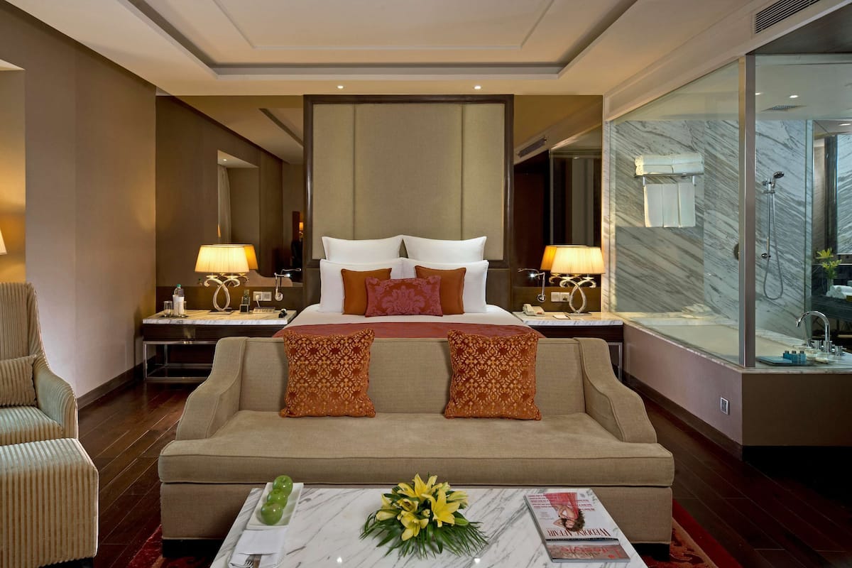 Junior Suite | Minibar, in-room safe, desk, blackout drapes