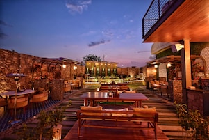 2 restaurants; breakfast, lunch and dinner served 
