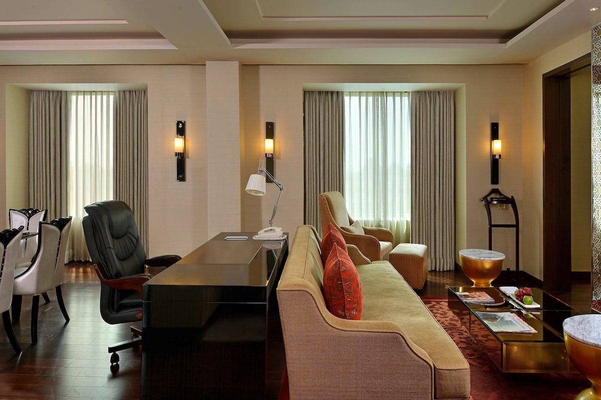 Presidential Suite | Minibar, in-room safe, desk, blackout drapes