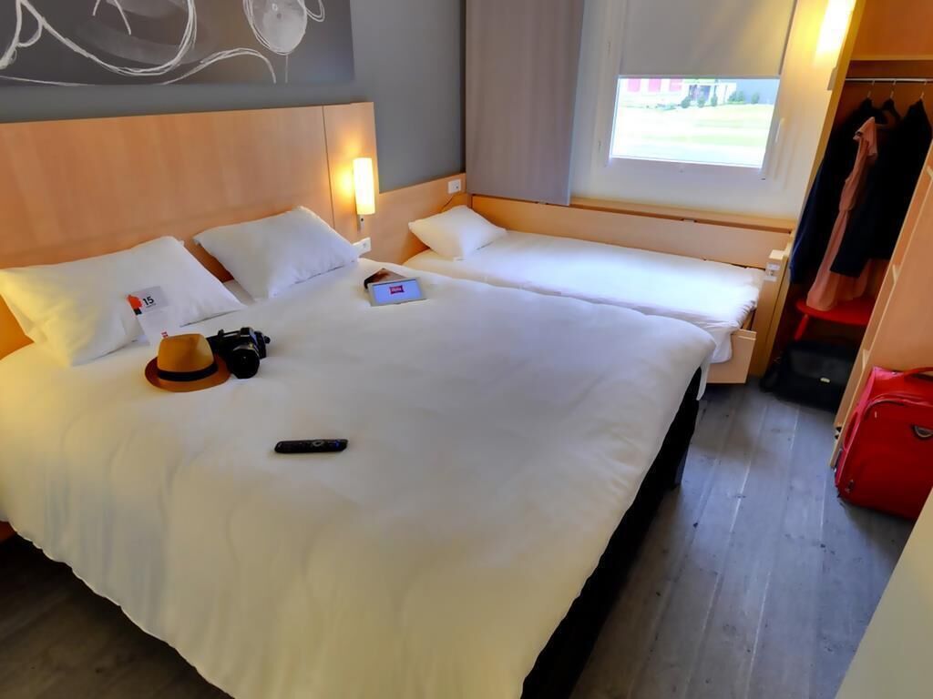 Habitación, varias camas | Camas con pillow-top, insonorización y tabla de planchar con plancha 