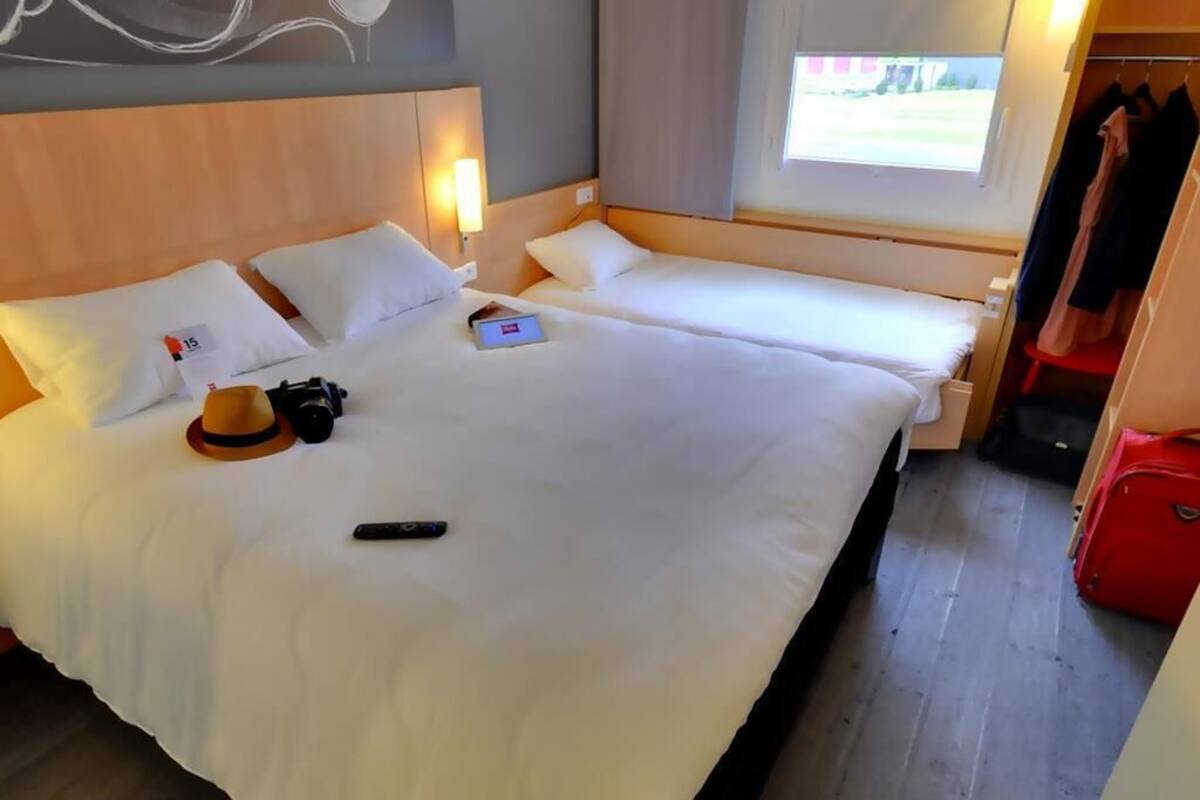 Habitación, varias camas | Camas con pillow-top, insonorización y tabla de planchar con plancha