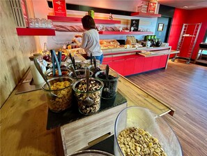 每日供應吃到飽早餐 (每人 EUR13.90)