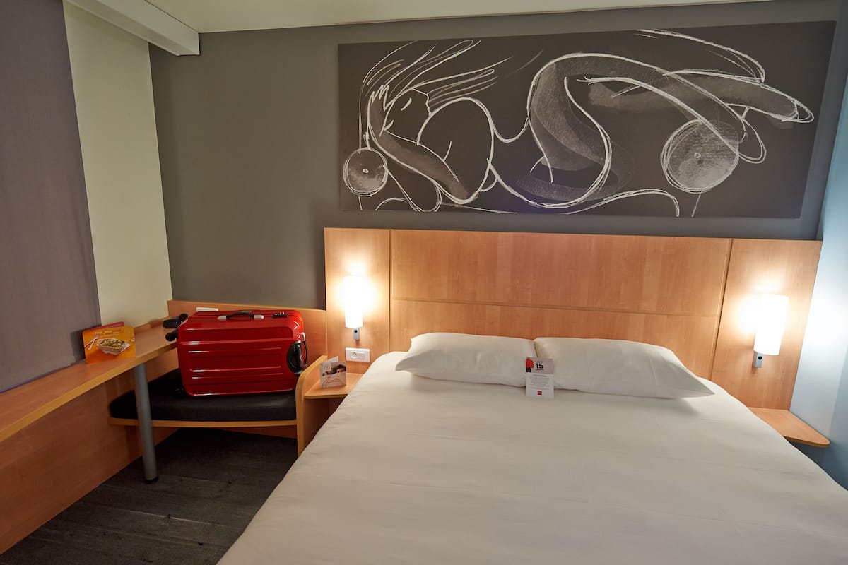 room, 1 double bed | pillow-top beds, soundproofing, iron/ironing board, free wifi