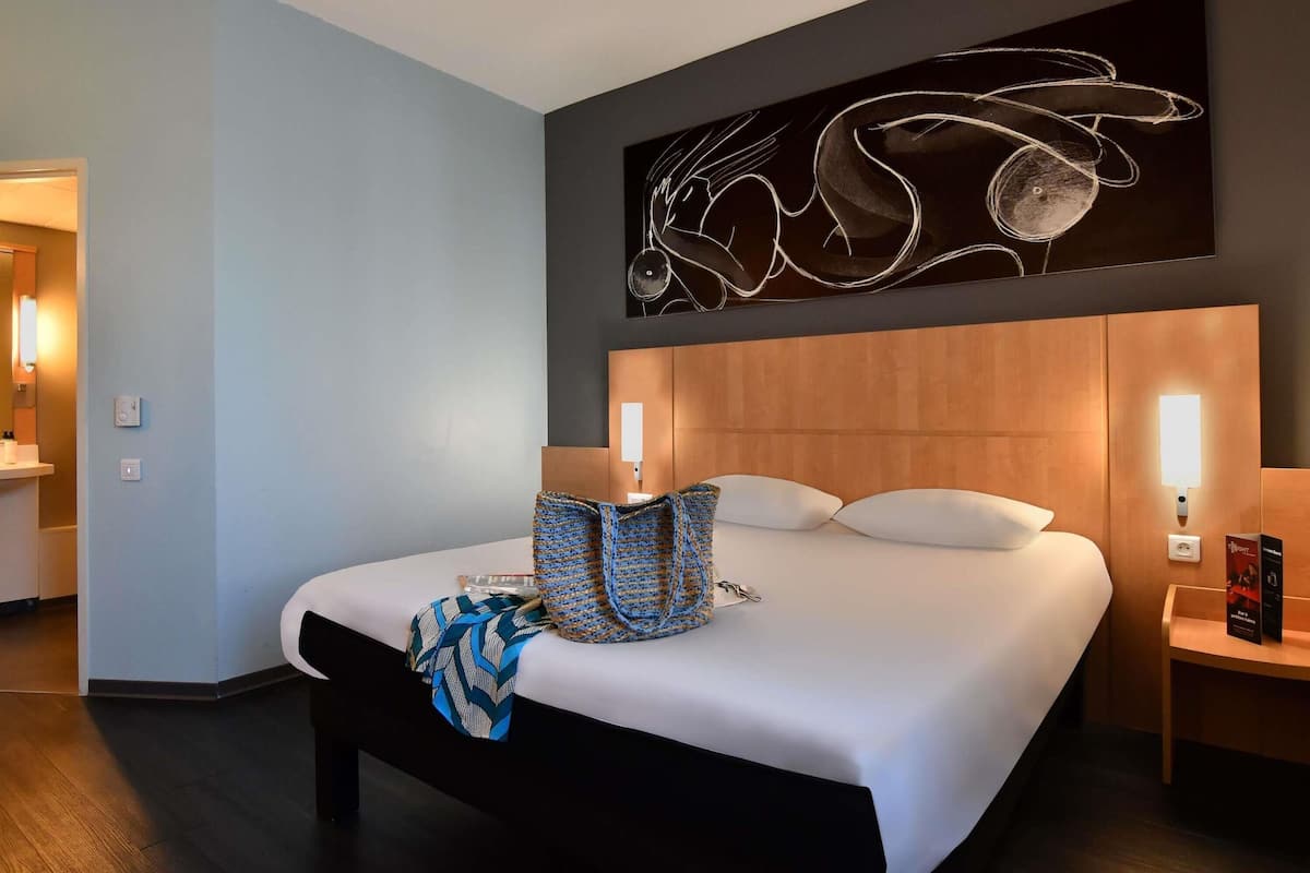 room, 1 double bed | pillow-top beds, soundproofing, iron/ironing board, free wifi