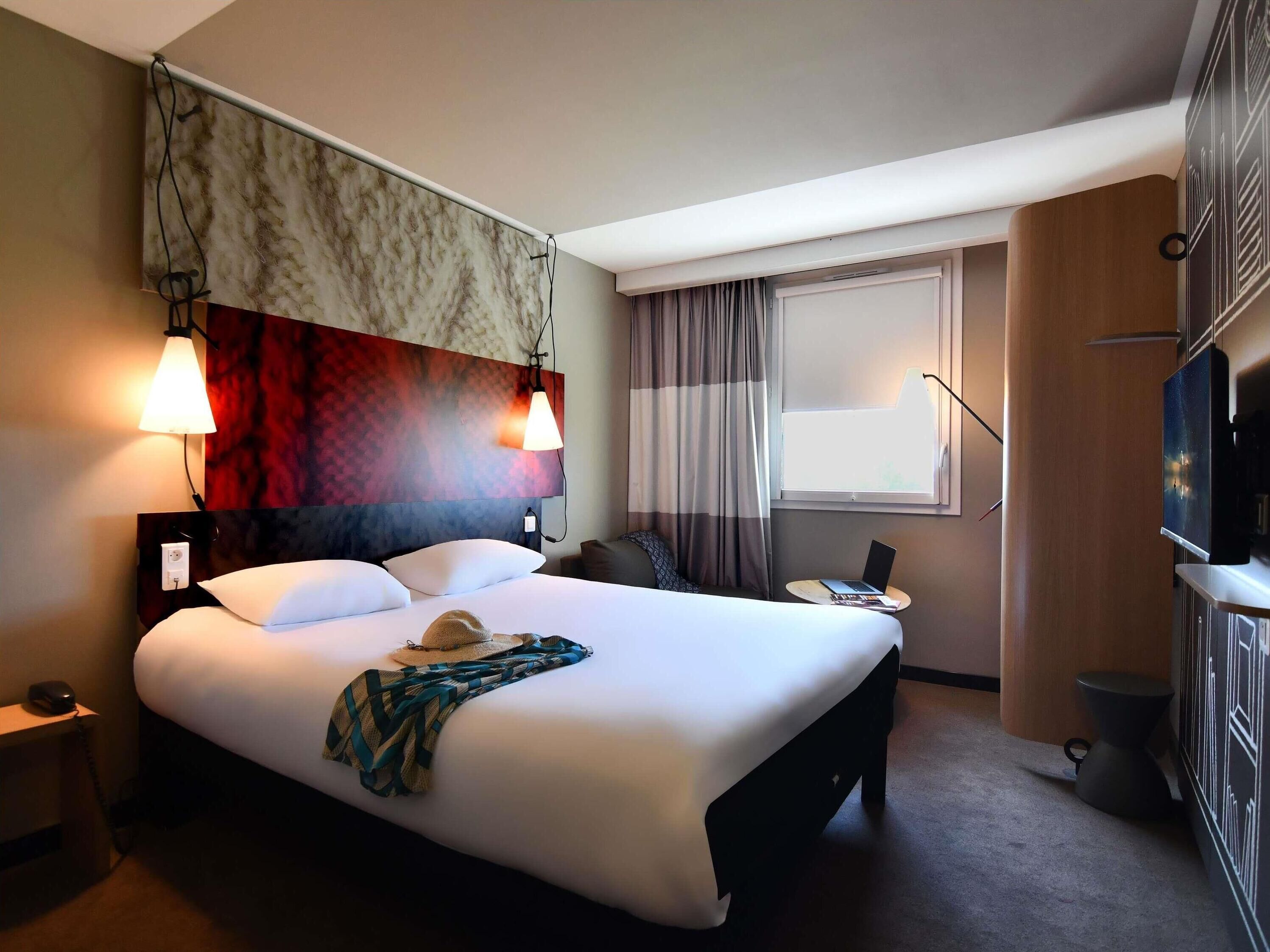 room, 1 double bed | pillow-top beds, soundproofing, iron/ironing board, free wifi