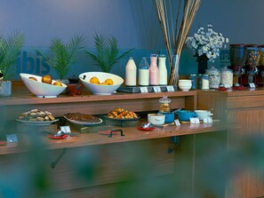 Daily buffet breakfast (CLP 10500 per person)
