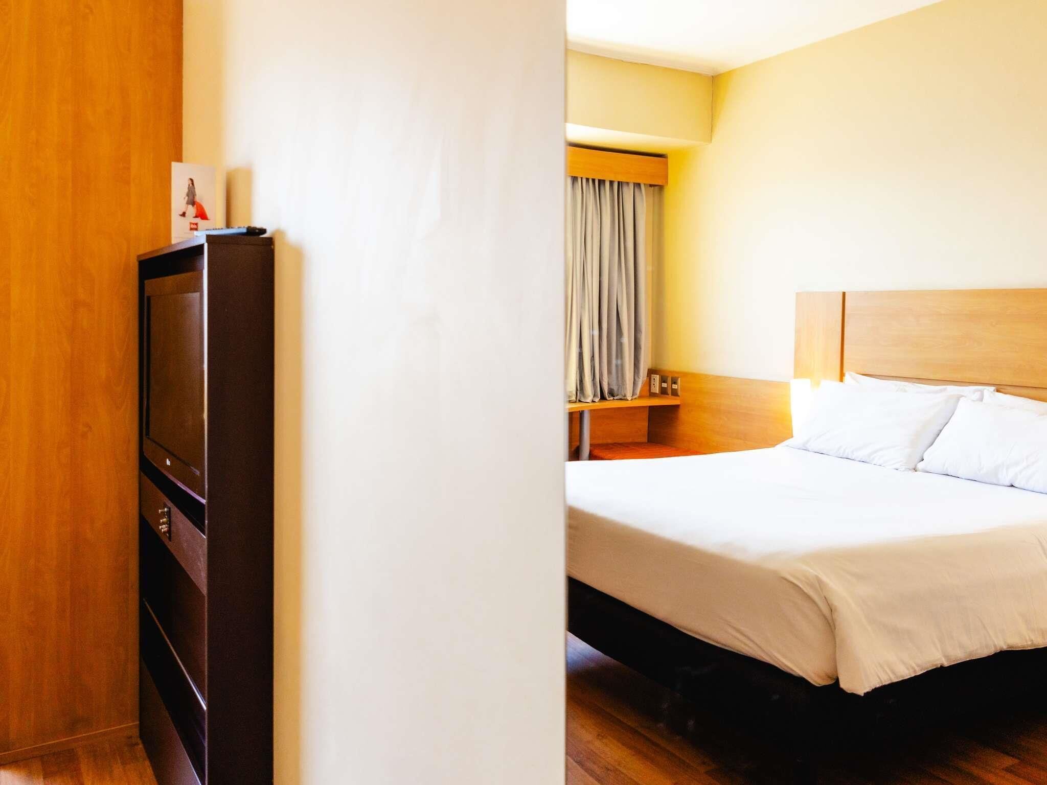 Room, 1 Queen Bed | Down comforters, in-room safe, desk, soundproofing