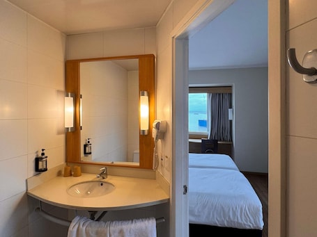 Down comforters, in-room safe, desk, soundproofing. Ibis Valparaiso
