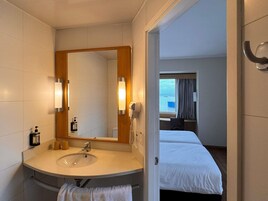 Cubrecamas, caja de seguridad en la habitación y escritorio 