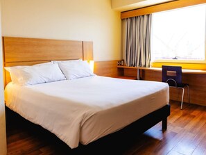 Room, 1 Queen Bed | Down comforters, in-room safe, desk, soundproofing - Ibis Valparaiso (Valparaiso)