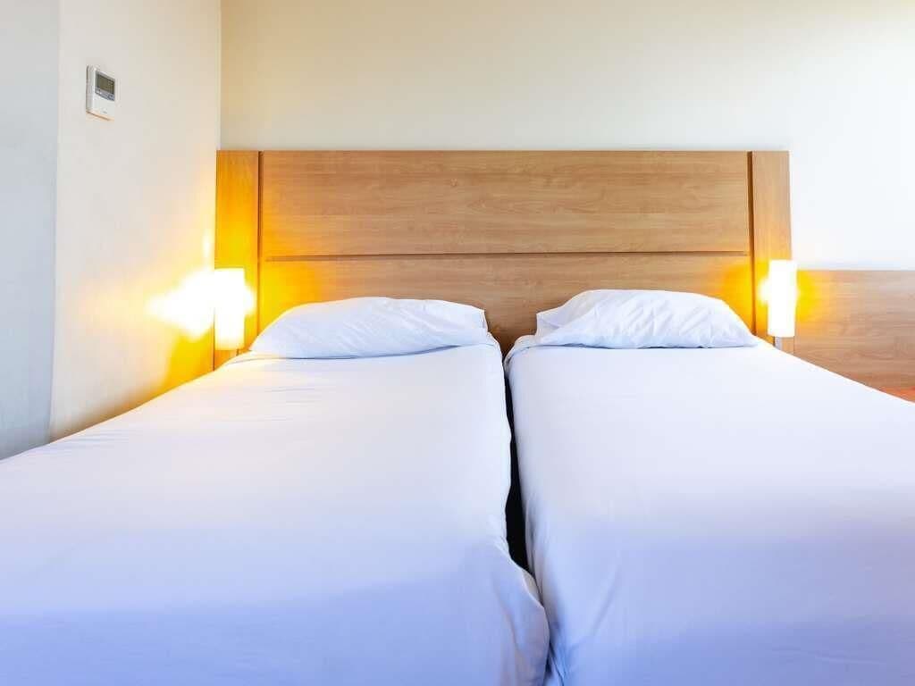 Standard Twin Room, 2 Single Beds | Down duvets, in-room safe, desk, soundproofing