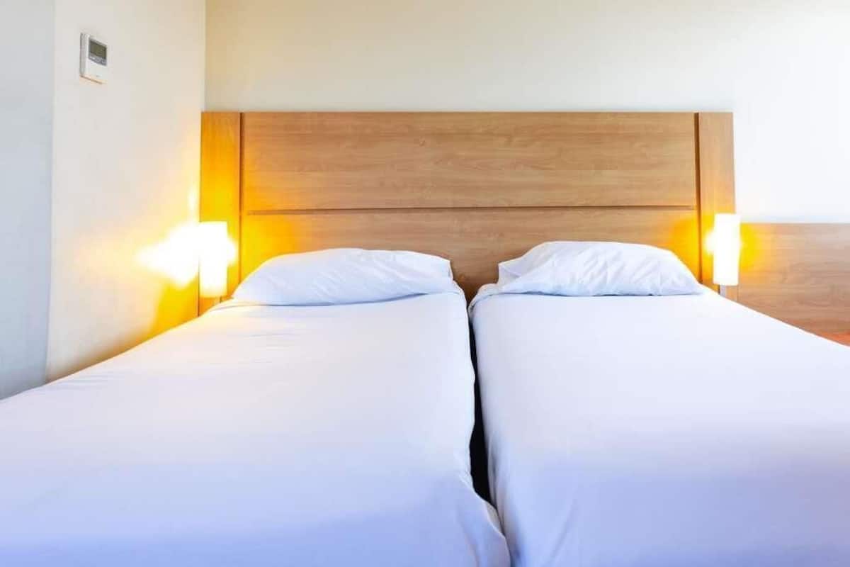 Chambre Standard avec lits jumeaux, 2 lits une place | Couette en duvet d'oie, coffres-forts dans les chambres, bureau