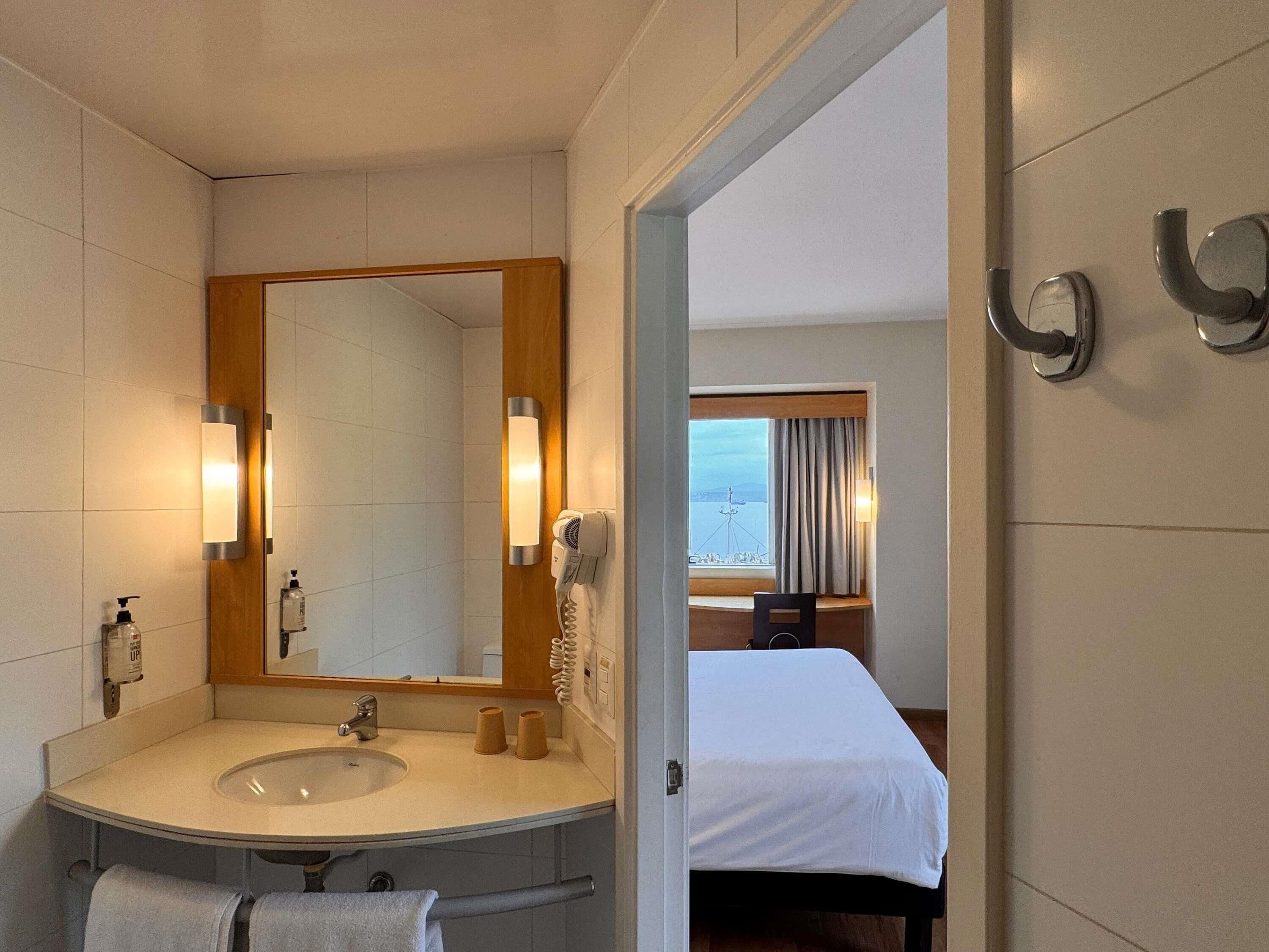 Room, 1 Queen Bed, Sea View | Down duvets, in-room safe, desk, soundproofing