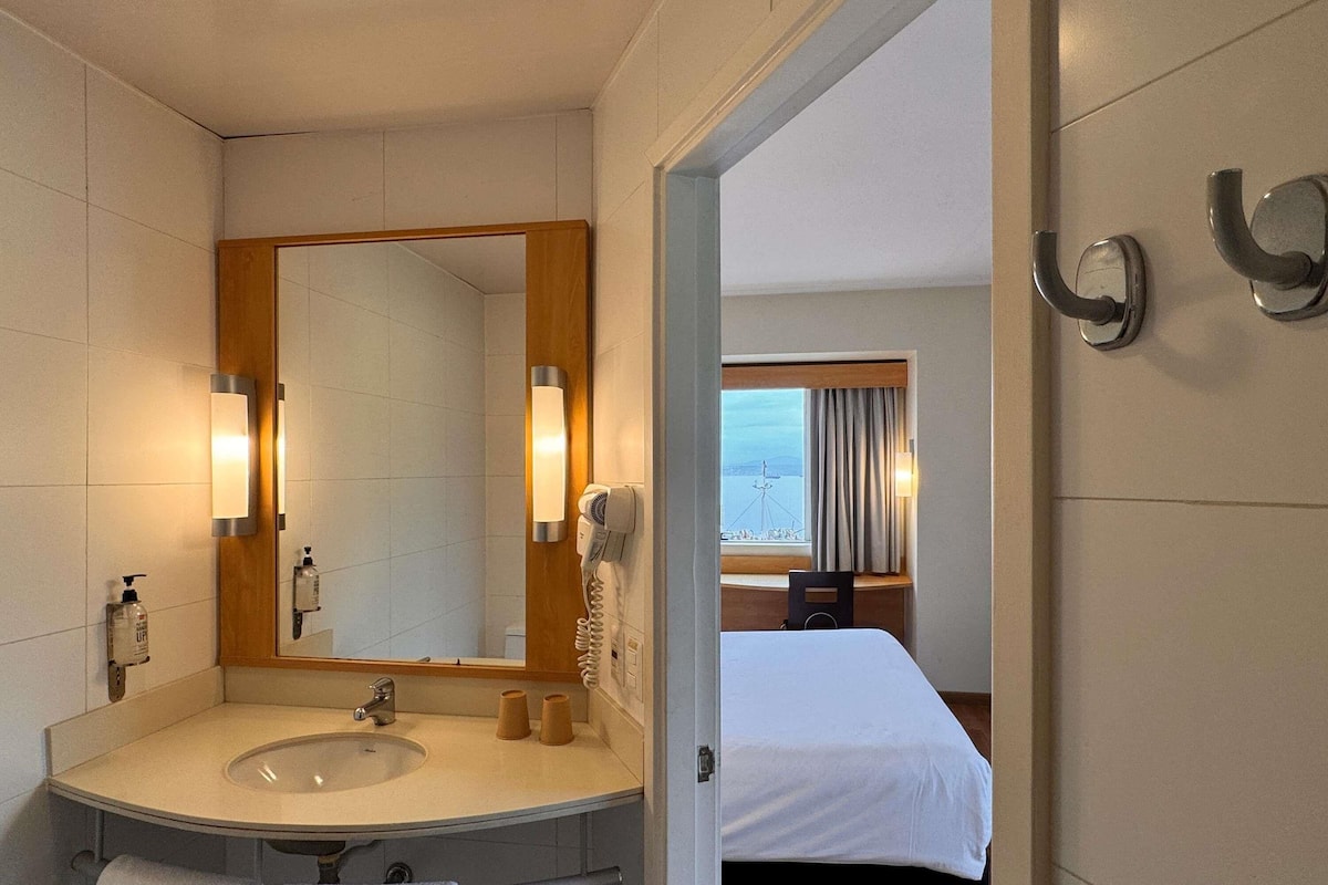 Chambre, 1 grand lit, vue mer | Couette en duvet d'oie, coffres-forts dans les chambres, bureau