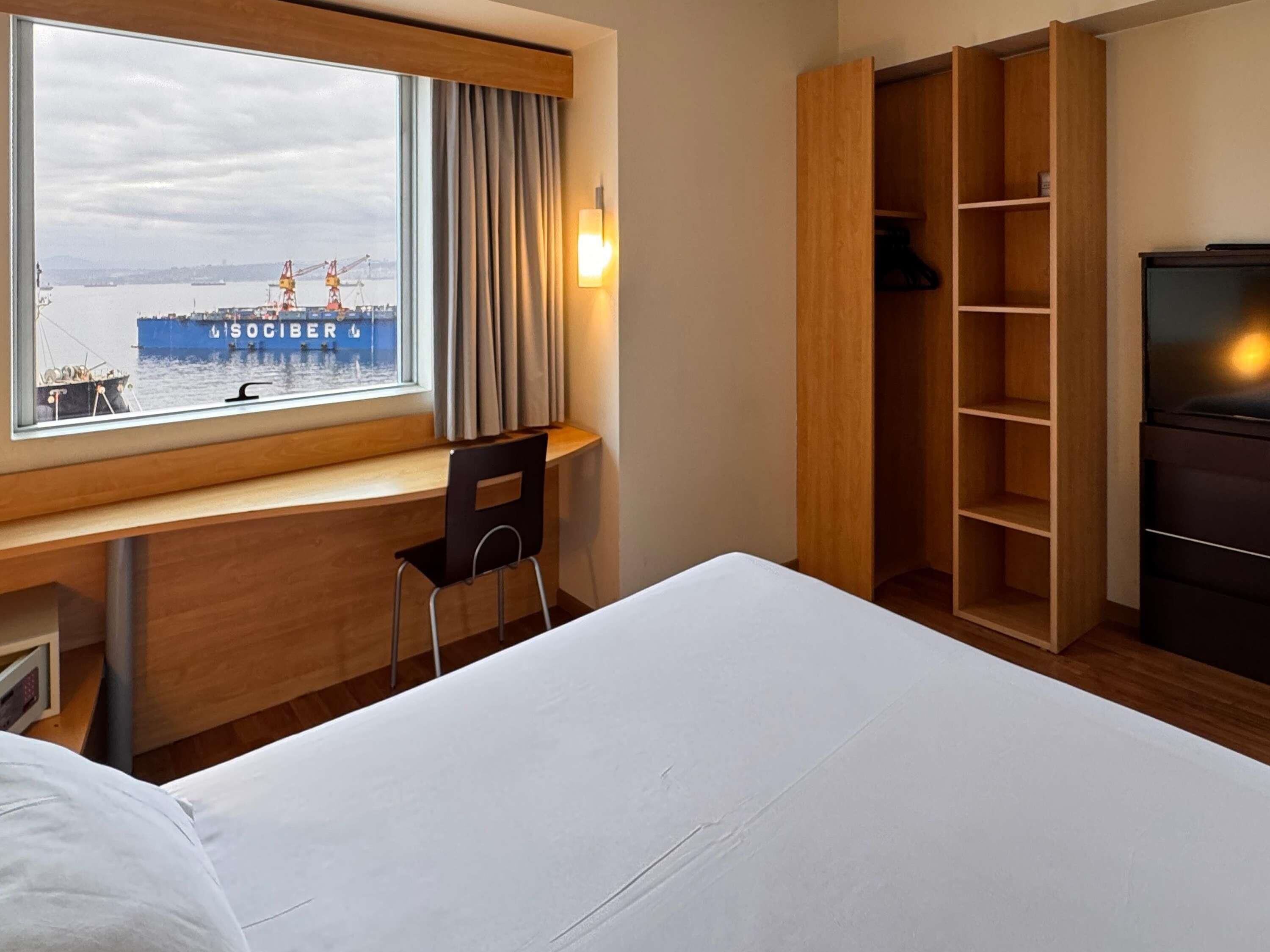 Rom, 1 queensize-seng, sjøutsikt | Dundyner, safe på rommet, skrivebord og lydisolert