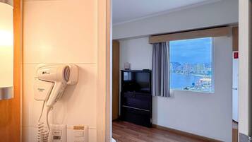 Zweibettzimmer, 2 Einzelbetten, Meerblick | Daunenbettdecken, Zimmersafe, Schreibtisch, schallisolierte Zimmer