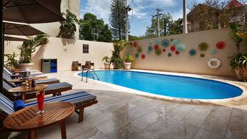 Una piscina al aire libre