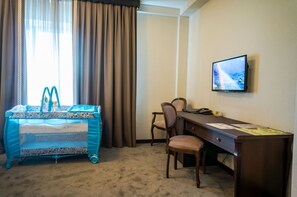 Standaard kamer, 1 kingsize bed | Een minibar, een kluis op de kamer, een bureau