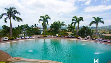 3 outdoor pools, pool loungers