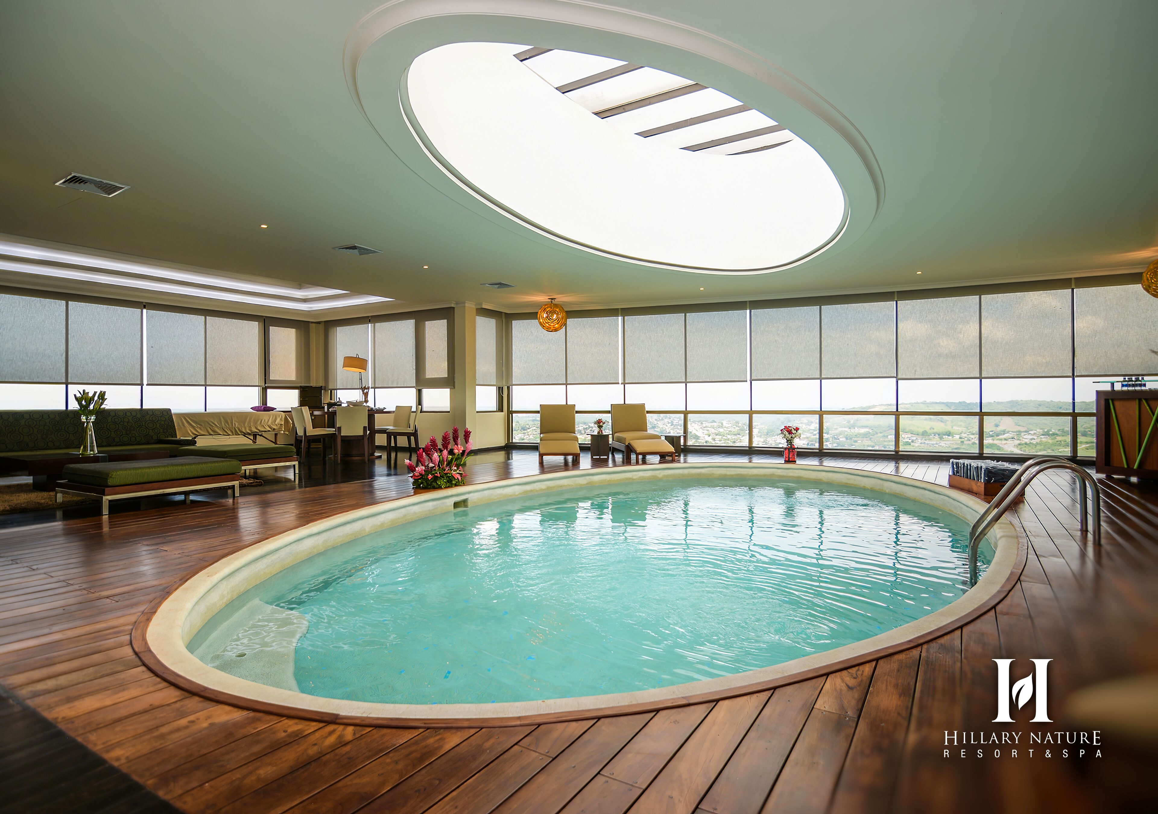 Minibar, caja de seguridad en la habitación y escritorio 