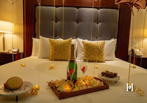 Suite superior | Minibar, caja fuerte, escritorio y cortinas opacas