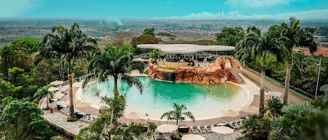 3 piscine all'aperto, lettini