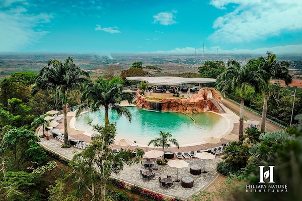 3 outdoor pools, pool loungers