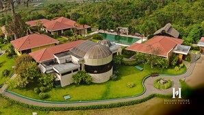A resort with multiple buildings, a swimming pool, and lush greenery. - Hillary Nature Resort Spa (Arenillas)
