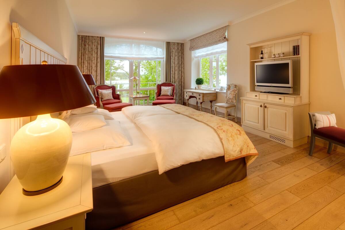 Hypo-allergenic bedding, minibar, in-room safe, individually furnished