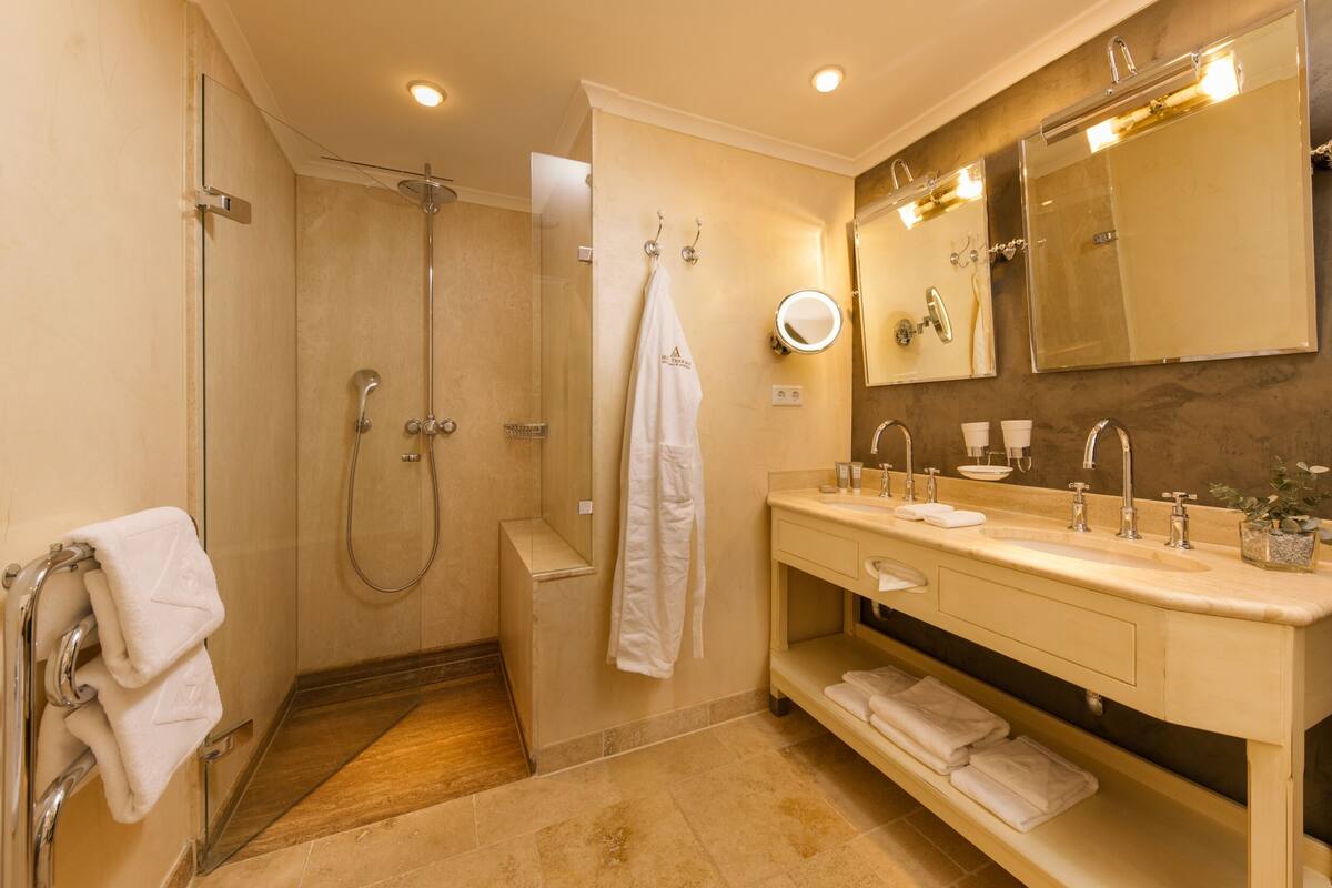 standard (fjord gallery double room) | bathroom | shower, hair dryer, bathrobes, slippers